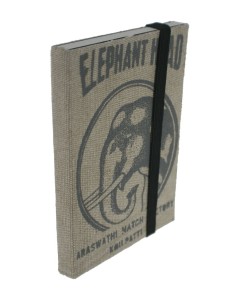 Petit carnet de poche et housse en tissu avec fermeture en caoutchouc.