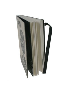 Libreta pequeña de bolsillo y bolso tapas en tela y cierre de goma. 2