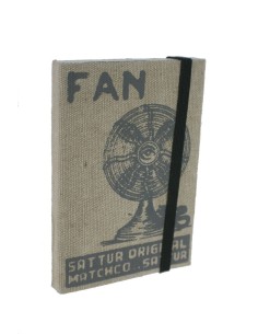 Libreta pequeña de bolsillo y bolso tapas en tela y cierre de goma.