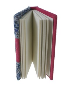 Libreta pequeña  de bolsillo y para bolso tapas color azul rosa flores 2