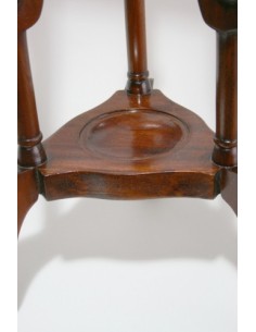 Pedestal de caoba con cajones centrales y forma torneada 2