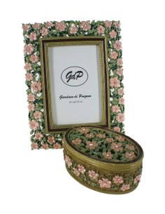 Marco Portafotos con joyero decoración flores y con pedrería. Medidas: 23x18 cm.