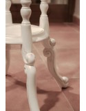 Pedestal de madera color blanco ligeramente envejecido con talla
