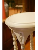 Pedestal de madera color blanco ligeramente envejecido con talla