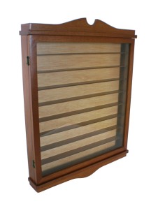 Vitrina porta dedales madera de cedro color avellana fondo claro expositor para pared decoración hogar 2
