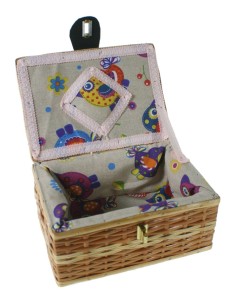 Costurero de mimbre pequeño con asa color miel para accesorios cesto costura y bordado. Medidas: 11x22x16 cm.