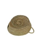 Panera o cesta artesanal redonda en fibras naturales de palma y asas en cuerda, utensilio de mesa.