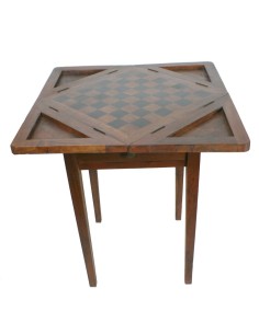 Mesa de juego para ajedrez en madera de acacia con cajón central para guardar fichas estilo rustico. Medidas: 75x65x65 cm.