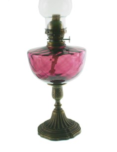 Lampe à bougie lilas avec base en métal et abat-jour en verre à décor de lampe à huile vintage.  2
