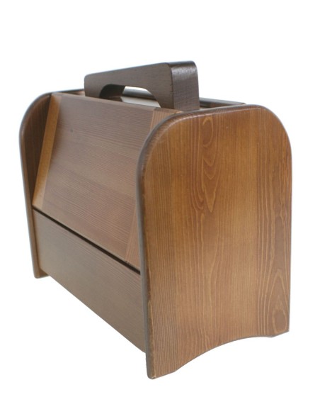Caja limpia calzado de madera maciza teñida y de amplio acceso para utensilios. Medidas: 29x32x17 cm.