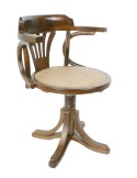 Silla giratoria escritorio de madera con asiento de ratán y apoyabrazos estilo clásico decoración hogar.