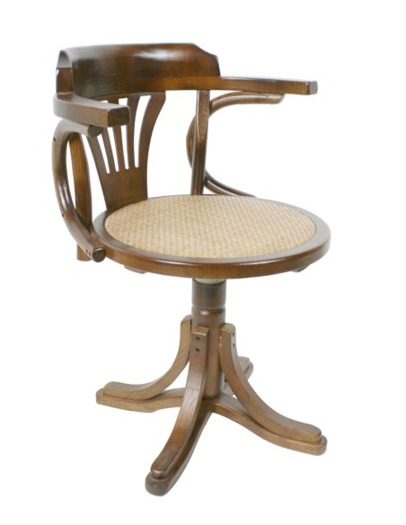 Cadira giratòria escriptori de fusta amb seient de ratan i recolzabraços estil clàssic decoració llar. Mides: 82x62x53 cm.