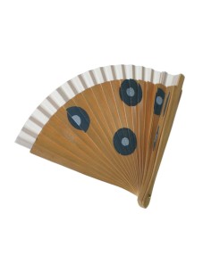 Abanico  pequeño con varillas de madera embarnizada y decoración pintada a mano artesanalmente 2