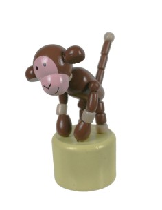 Mono de madera articulado juguete tradicional de apretar con base de madera juego de habilidad infantil. Medidas: 12xØ 4,4 cm.