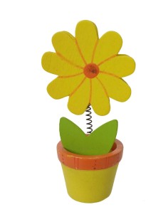 Pinça de fusta forma de flor color groc, base de sobretaula, clip amb suport vertical per a targetes.