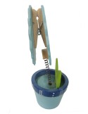 Pinça de fusta forma de flor color blau, base de sobretaula, clip amb suport vertical per a targetes.