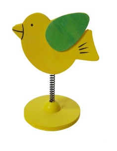 Pinza de madera forma de pollito color amarillo, base de sobremesa, clip con soporte vertical para tarjetas. Medidas: 11x9x7 cm.