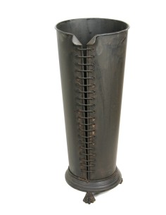 Paragüero de chapa color gris oscuro forma bota decoración mueble recibidor. Medidas: 52x21x21 cm.