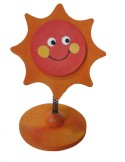 Pinça de fusta forma de sol color taronja, base de sobretaula, clip amb suport vertical per a targetes