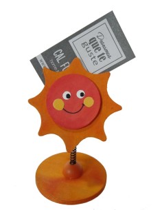 Pinza de madera forma de sol color naranja, base de sobremesa, clip con soporte vertical para tarjetas.  2