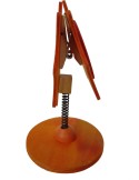 Pinça de fusta forma de sol color taronja, base de sobretaula, clip amb suport vertical per a targetes
