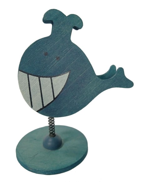 Pinça de fusta forma de balena color blau, base de sobretaula, clip amb suport vertical per a targetes. Mides: 12x9x7cm.