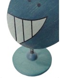 Pinça de fusta forma de balena color blau, base de sobretaula, clip amb suport vertical per a targetes