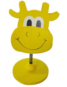 Pinça de fusta forma de vaca color groc, base de sobretaula, clip amb suport vertical per a targetes. Mides: 12x7x7cm.