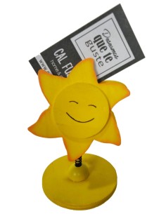 Pinza de madera forma de sol color amarillo, base de sobremesa, clip con soporte vertical para tarjetas. 2