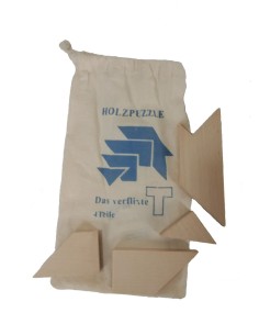 Jeu de puzzle de tangram en bois dans le jeu classique de puzzle de raisonnement géométrique de sac.