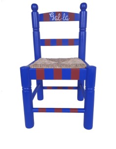 Cadira infantil de fusta disseny blaugrana, personalitzada amb el nom i pintada a mà. Mides: 51x27x27 cm.