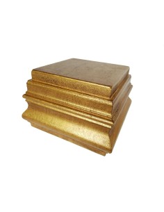 Ménsula peana de sobremesa en madera patinada color oro viejo para exposición de figura y decoración. Medidas: 11x16x16 cm.
