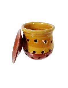 Pot petit per alls de ceràmica amb tapa i orificis de ventilació, fabricació artesanal, parament de cuina.  2
