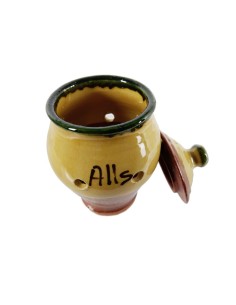 Pot per alls de ceràmica petit amb tapa i orificis de ventilació, fabricació artesanal, parament de cuina. 2