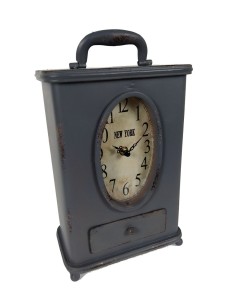 Rellotge de sobretaula estil vintage esfera amb vidre i calaix inferior. Mides: 35x20x12 cm.