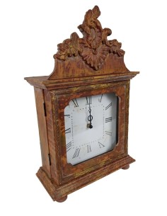 Rellotge de sobretaula de fusta policromada esfera quadrada amb mecanisme de piles. Mides: 45x27x12 cm.