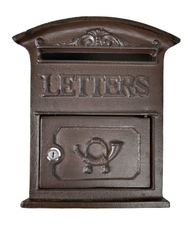 Boîte aux lettres en métal de couleur rouille pour les résidences à accrocher au mur dans un style vintage et rustique