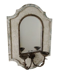 Espejo de pared de madera pintada y decapada en dos colores con palmatoria de metal decoración vintage. Medidas: 71x48x17 cm.