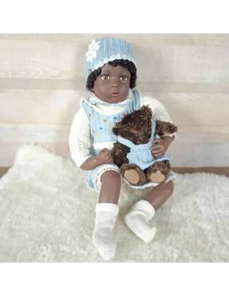 Muñeca clásica con vestido de punto y con osito, juguete nostálgico de gran belleza.