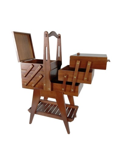 Boîte à couture extensible en bois de cèdre avec pieds et étagère de style antique faite à la main. Dimensions : 73x46x24 cm.