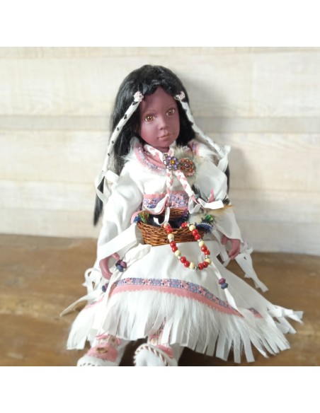 Nina amb vestit tradicional, color blanc i amb adorns, per a col·leccionista i amants de les nines. Mides:52x27x17 cm.