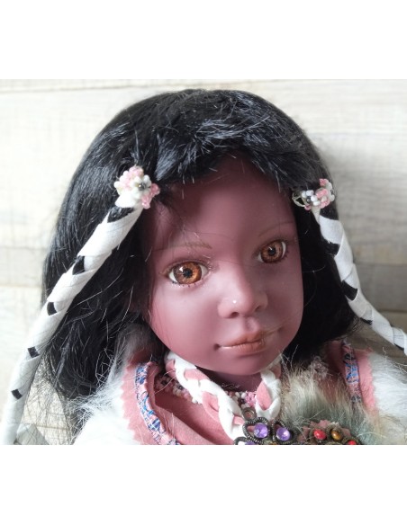 Nina amb vestit tradicional, color blanc i amb adorns, per a col·leccionista i amants de les nines. Mides:52x27x17 cm.