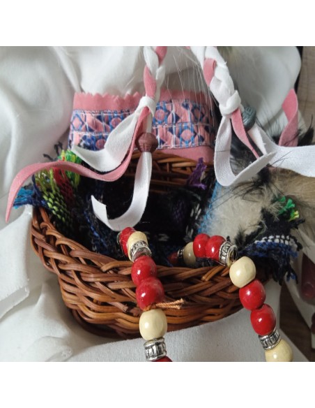 Poupée en robe blanche traditionnelle ornée de décorations, idéale pour les amateurs de poupées.Dimensions:52x27x17 cm.