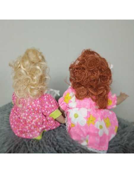 Nina amb caràcter i vestit de color rosa i cabell pèl-roig. Mesures: 25x20x12 cm.