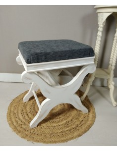 Reposapiés Artesanal de Madera Maciza en Blanco Envejecido y Tapizado Gris Estilo Vintage.