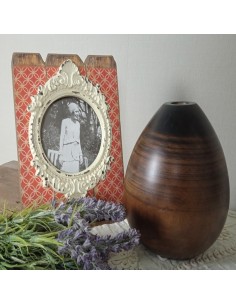 Petit vase en bois massif d'une seule pièce, décoration de maison de style rustique.