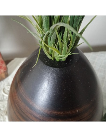 Petit vase en bois massif d'une seule pièce, décoration de maison de style rustique.