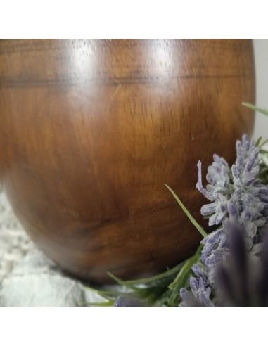 Petit vase en bois massif d'une seule pièce, décoration de maison de style rustique.