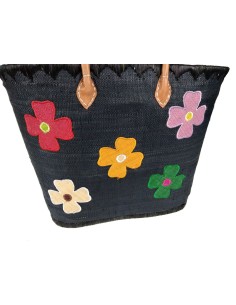 Cesta de Compra de Rafia de color Negro con detalle floral y asa de cuero, cierre en interior con cordón. 2
