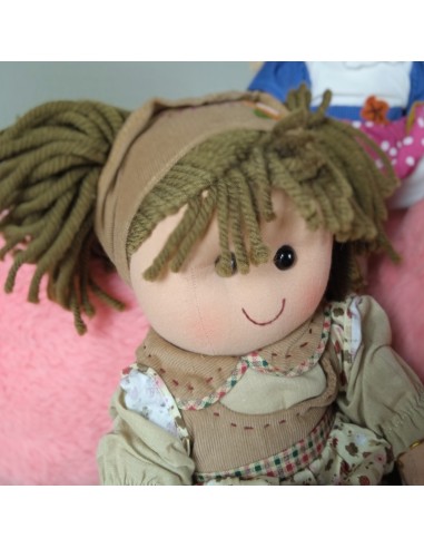 Poupée de chiffon classique en robe marron écru